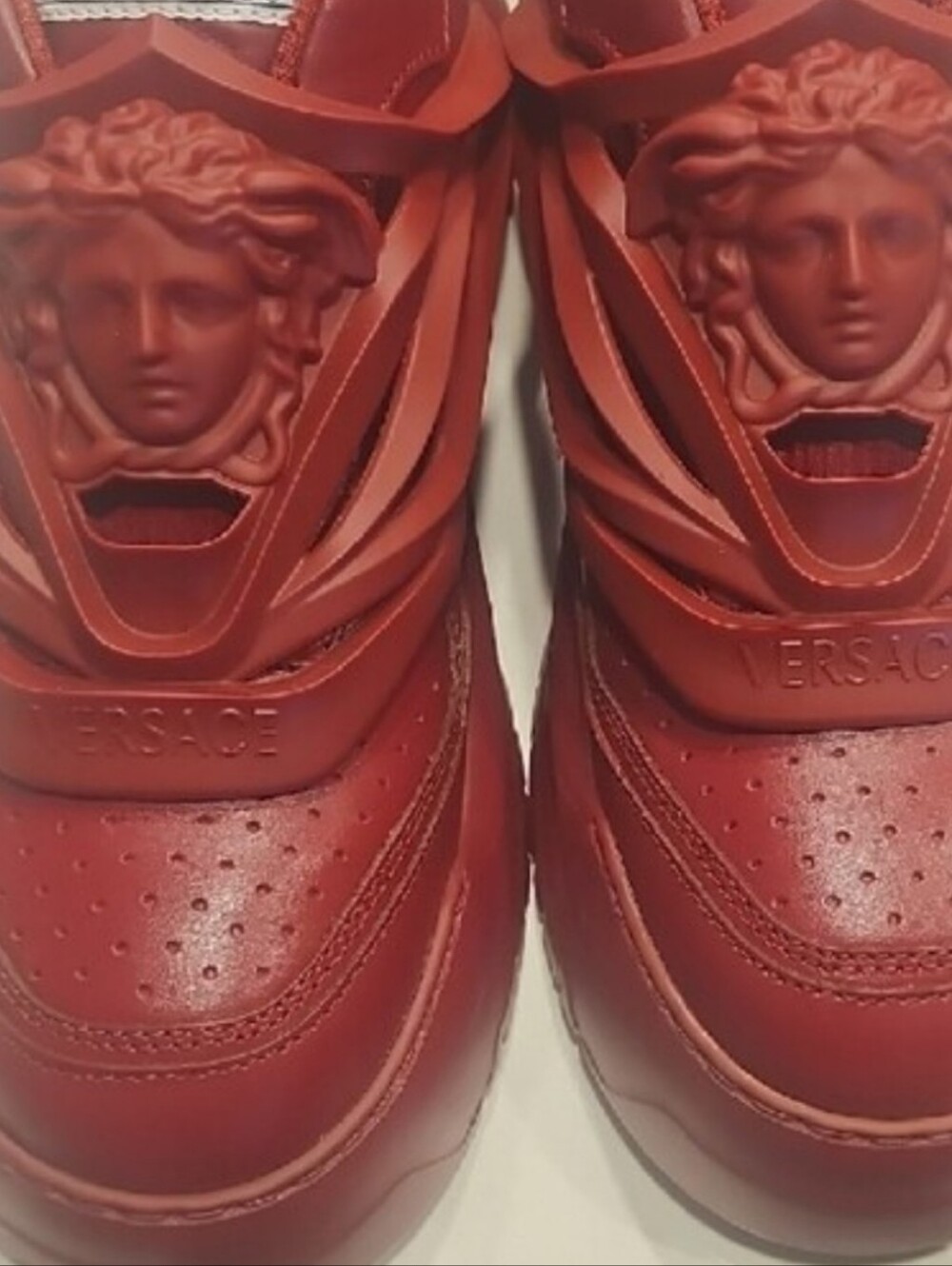Versace Sneakers .